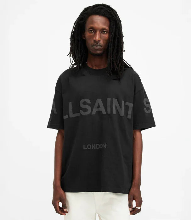 גבר לובש טי שרט שחורה עם כיתוב ALLSAINTS LONDON, אופנת מותגים CHOZEN