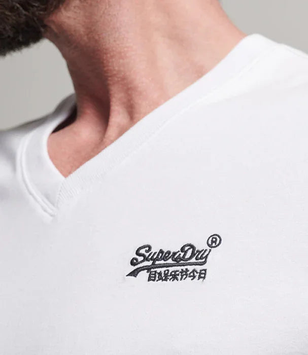 חולצת טי לבנה לגבר עם לוגו SuperDry, אופנה ממותגי על ב-CHOZEN