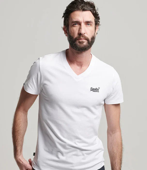 גבר לובש טי שירט לבנה עם לוגו Superdry, אופנה לגבר CHOZEN