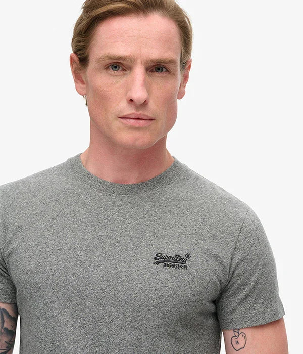 גבר לובש חולצת טי אפורה של Superdry, רקע לבן, אופנה לגבר ב-CHOZEN
