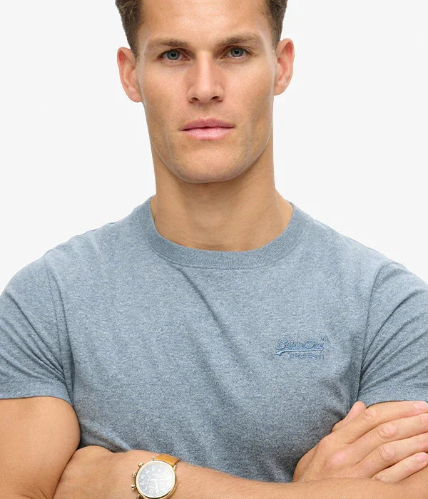 גבר עם חולצת טי אפורה של Superdry, לוגו על החזה, רקע לבן, אופנה ב-CHOZEN