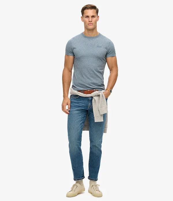 גבר לובש חולצת טי אפורה וג'ינס, סטייל קז'ואל, אופנת גברים CHOZEN קבוצת אלפא