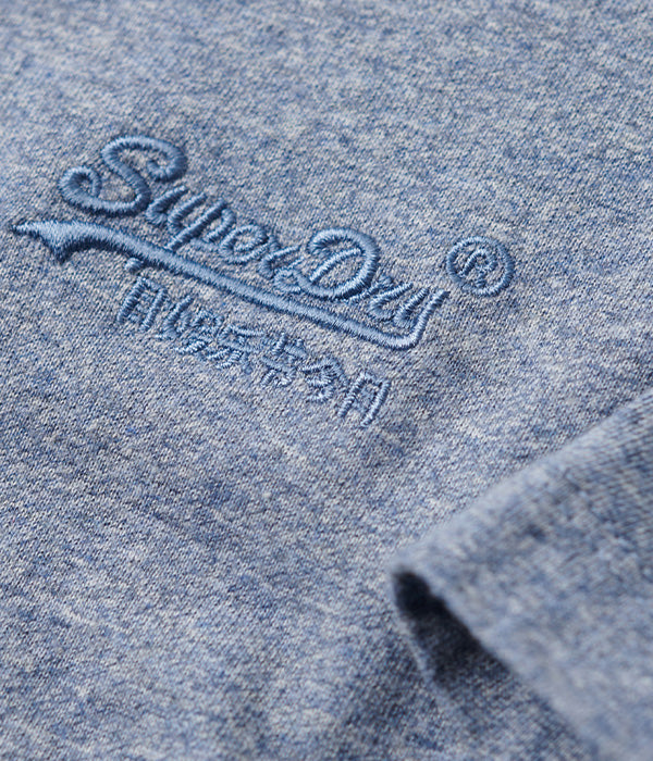 לוגו Superdry רקום על בד חולצה כחול, מותג מוביל ב-CHOZEN מבית קבוצת אלפא