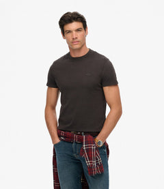 טישירט SUPERDRY לגברים בצבע שחור באפקט משופשף עם לוגו רקום - CHOZEN — תמונה 6 מתוך 6