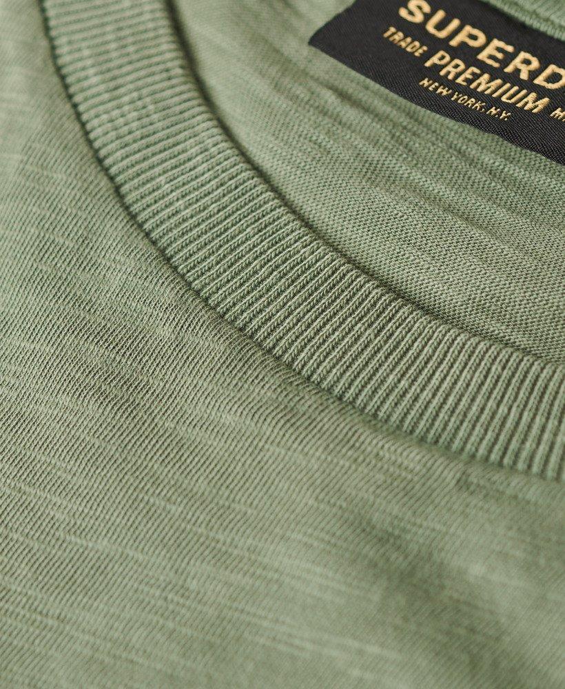 חולצת כותנה ירוקה של SUPERDRY, תקריב צווארון, מותג אופנה ב-CHOZEN