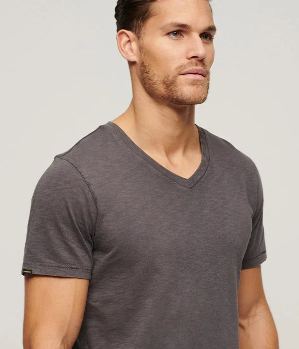 גבר לובש חולצת טי שירט אפורה עם מפתח וי, אופנת גברים CHOZEN קבוצת אלפא