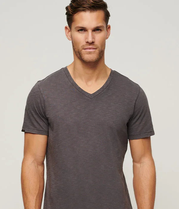 גבר לובש חולצת V אפורה קלאסית, אופנת גברים CHOZEN, מותגים מובילים בישראל