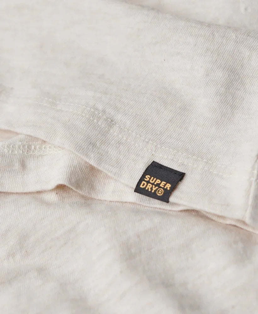 תקריב תגית SUPERDRY על חולצה בהירה, מותג מוביל ב-CHOZEN מבית קבוצת אלפא