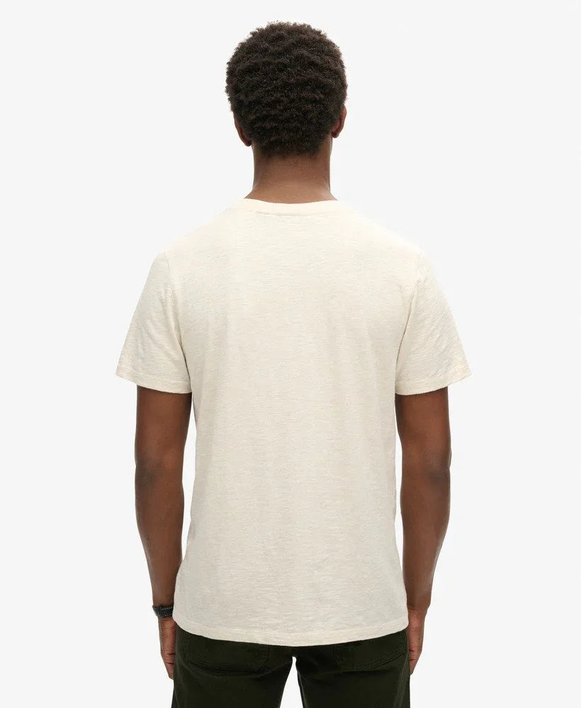 גבר לובש חולצת טי שירט בגוון שמנת, צילום גב, אופנה לגברים ב-CHOZEN