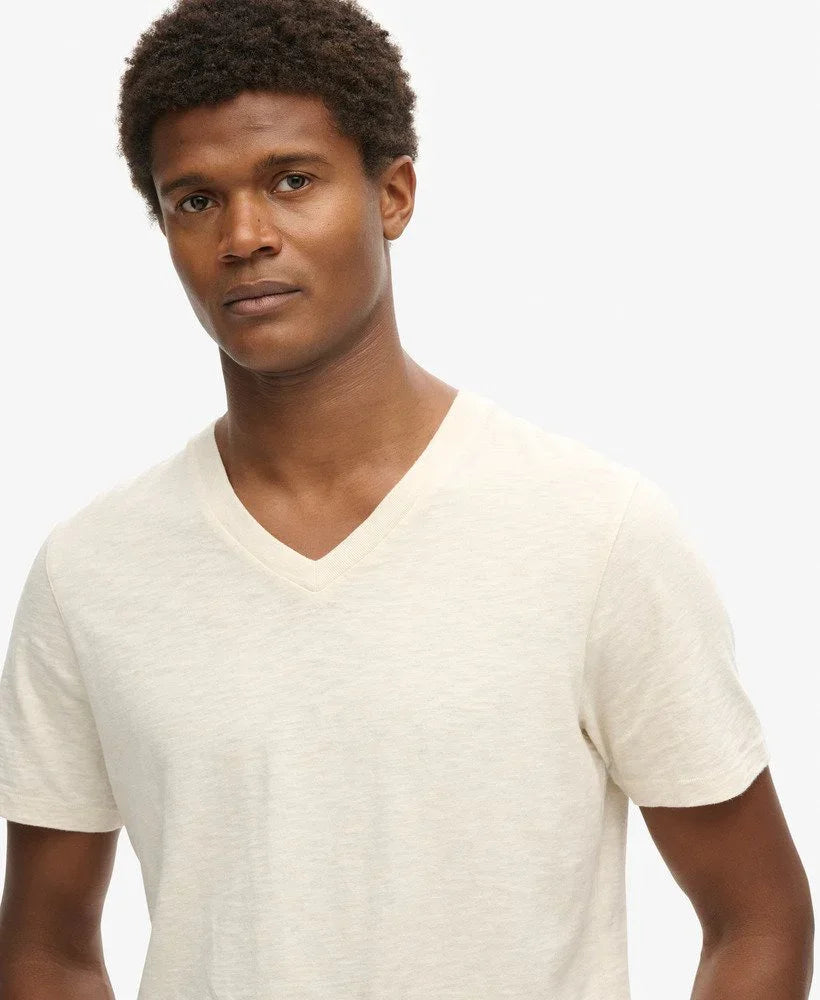 גבר לובש טי שירט בגוון בז' עם צווארון וי, רקע לבן, אופנת גברים CHOZEN