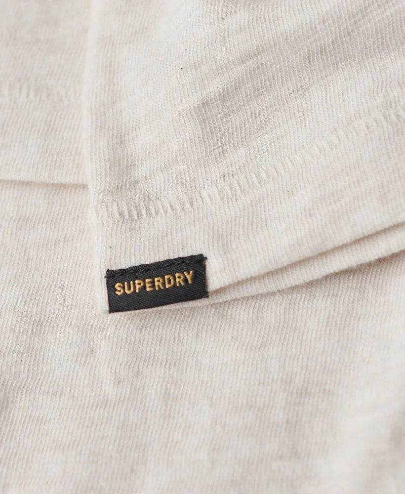 תג שחור של SUPERDRY על חולצה בהירה, פרטי בגד איכותי מבית CHOZEN