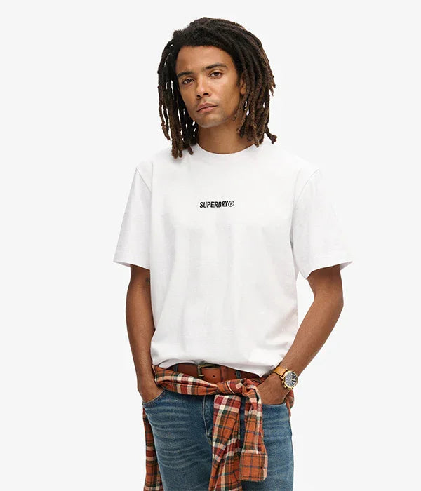 אופנה לגברים CHOZEN, דוגמן לובש חולצת טי שירט לבנה SUPERDRY וג'ינס