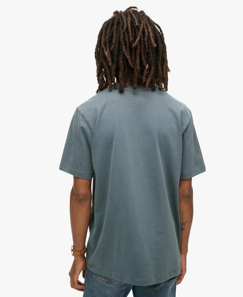 גבר עם שיער ראסטות לובש חולצת טי ירוקה קלאסית, צילום גב, אופנת גברים CHOZEN