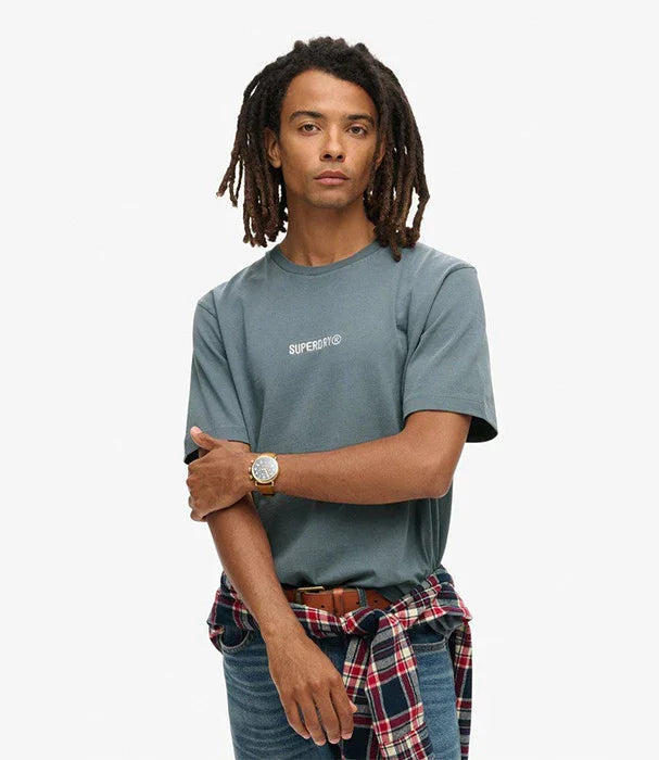 דוגמן לובש חולצת טי SUPERDRY כחולה, ג'ינס, עם חולצה משובצת קשורה במותניים, אופנת גברים CHOZEN