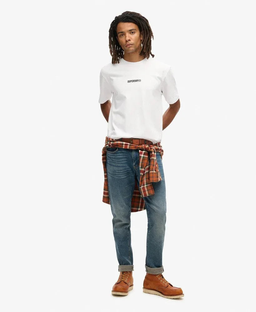 דוגמן לובש חולצת סופרדריי לבנה, ג'ינס כחול ונעליים חומות, על רקע לבן בחנות CHOZEN