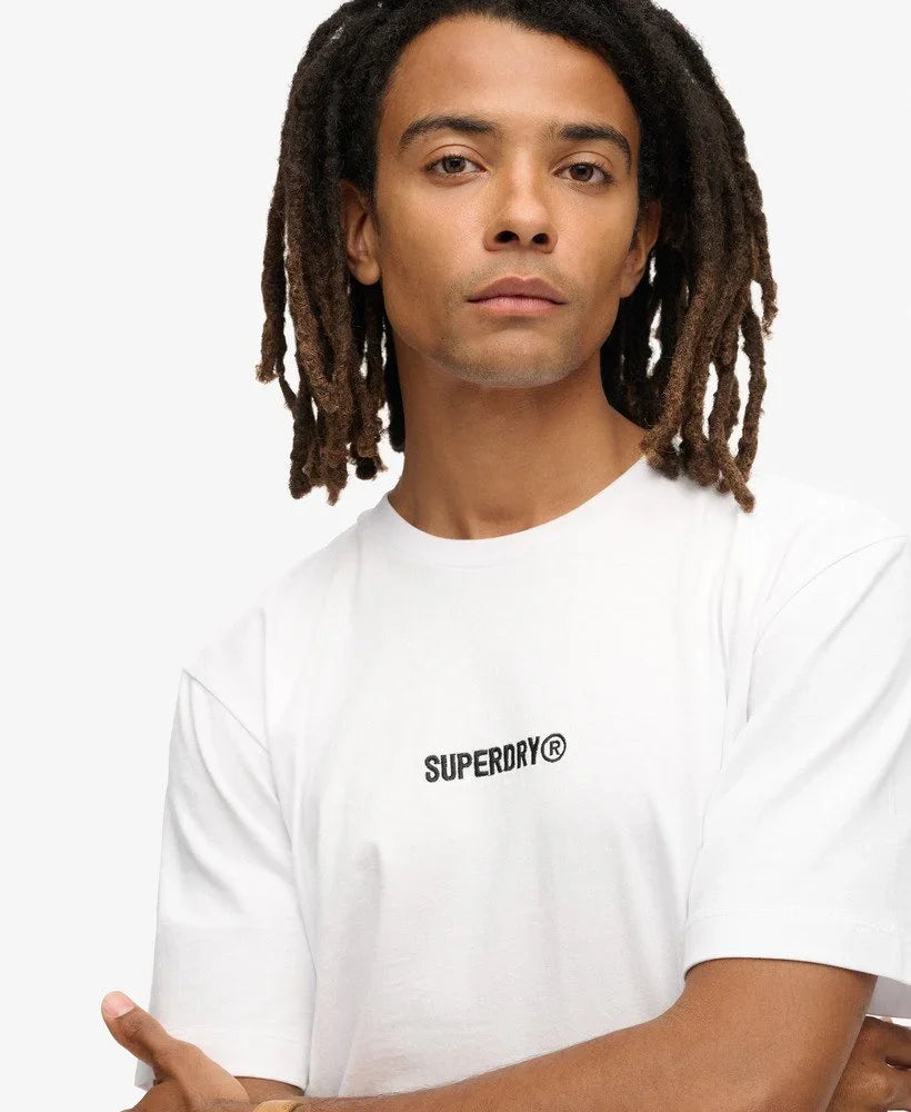 דוגמן עם שיער ראסטות לובש חולצת טי לבנה עם לוגו SUPERDRY, מבית CHOZEN מותגים מובילים