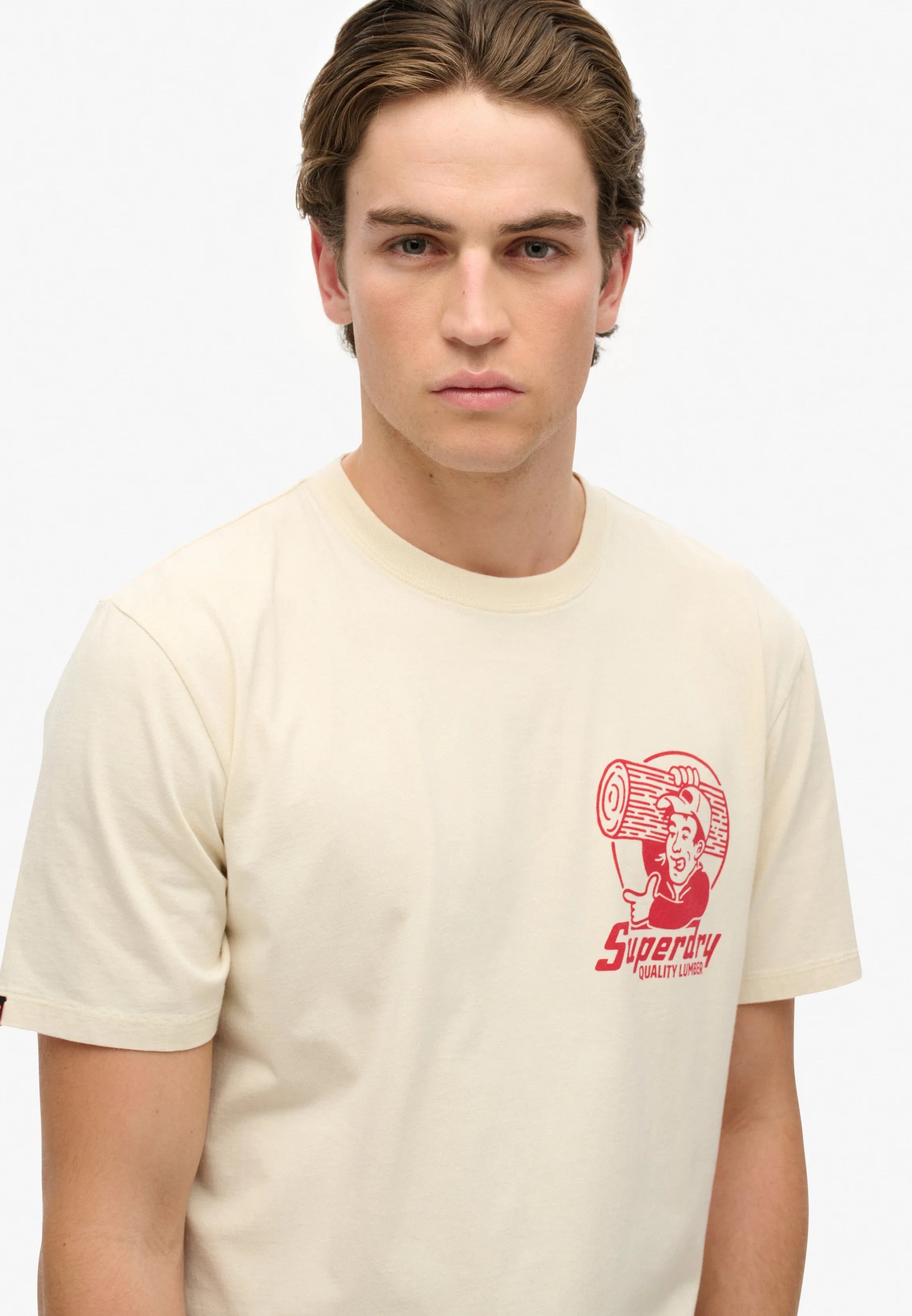 גבר עם חולצת טי Superdry בהירה עם הדפס לוגו אדום, אופנה צעירה CHOZEN