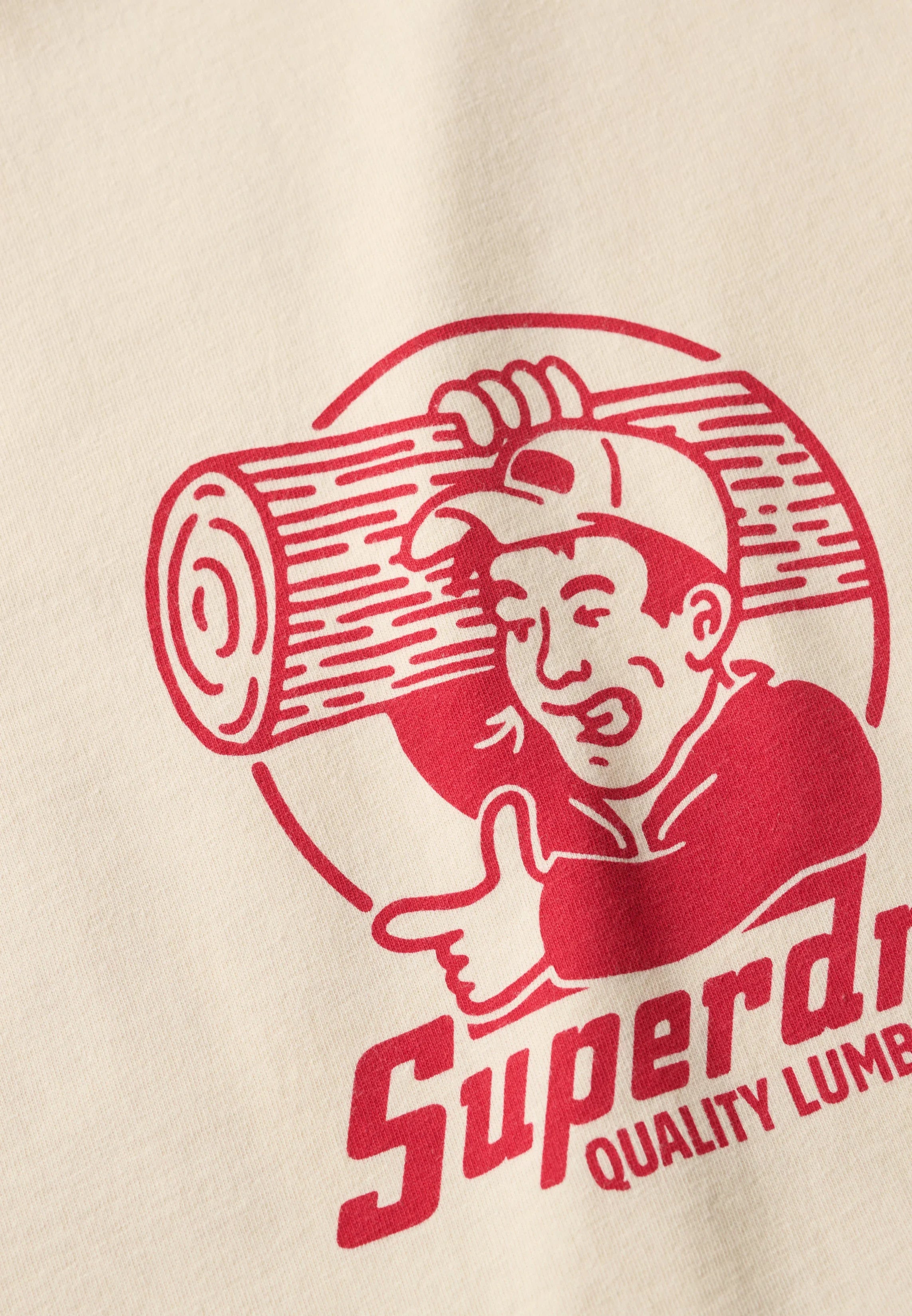 הדפס אדום של דמות לבושה כוב עם גזע עץ וכיתוב Superdry על חולצה בהירה, CHOZEN בגדי מותגים.
