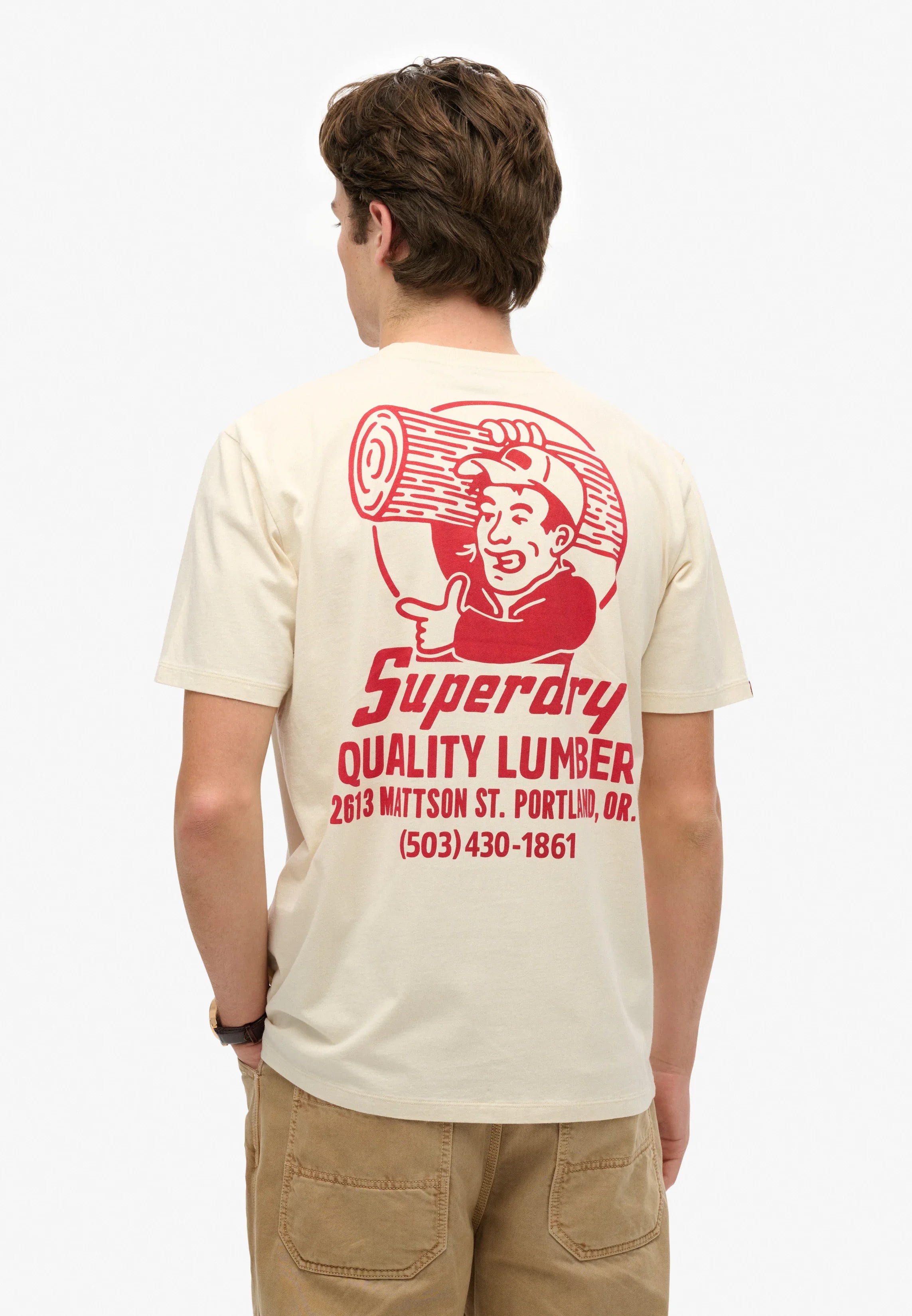 חולצת טי לגבר מבית Superdry, דגם לוגו Lumber בגוון שמנת, מוצעת באתר CHOZEN