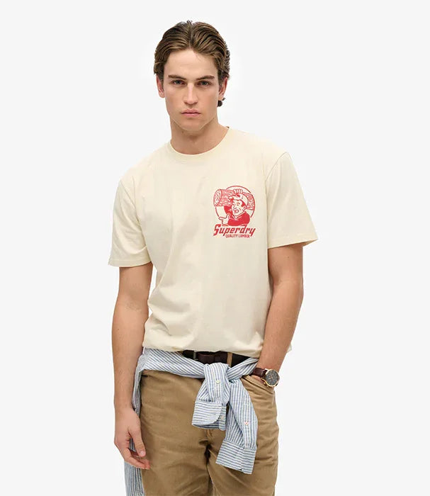 דוגמן לובש טי שירט Superdry בז' עם הדפס אדום, אופנה מבית CHOZEN, קבוצת אלפא
