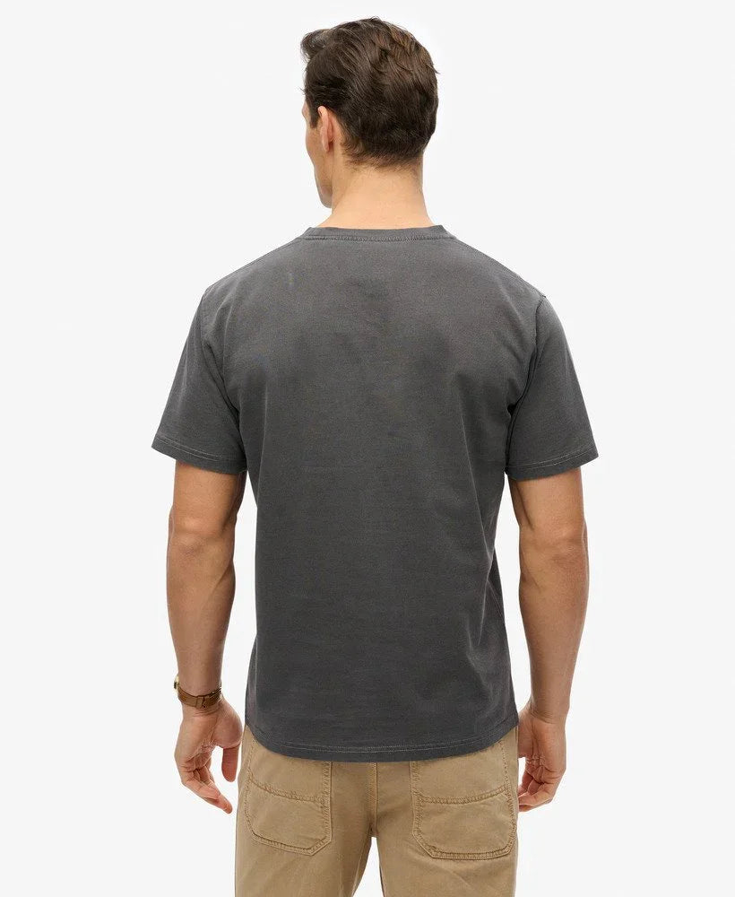 גבר לובש חולצת טי שירט אפורה ומכנסי בז' מבט מאחור, אופנת גברים CHOZEN