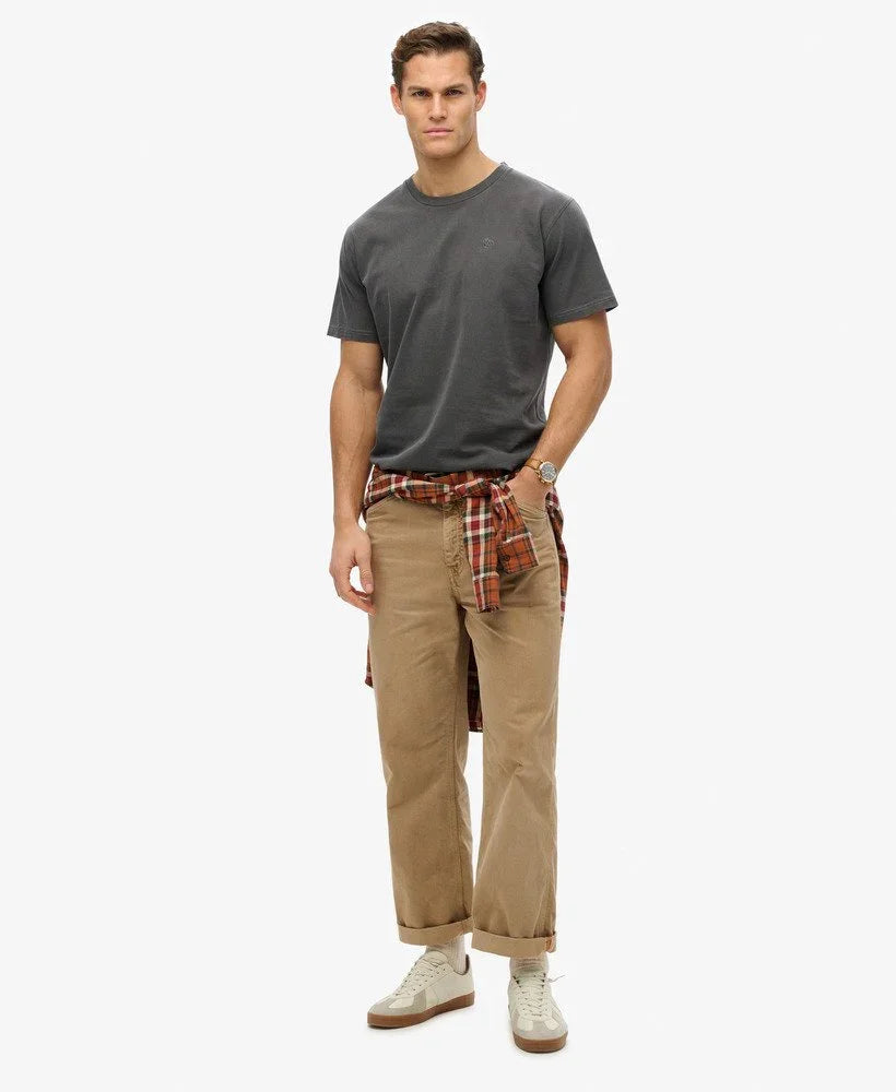 דוגמן לובש חולצה אפורה, מכנסיים בז' ונעליים לבנות, על רקע לבן לאתר CHOZEN