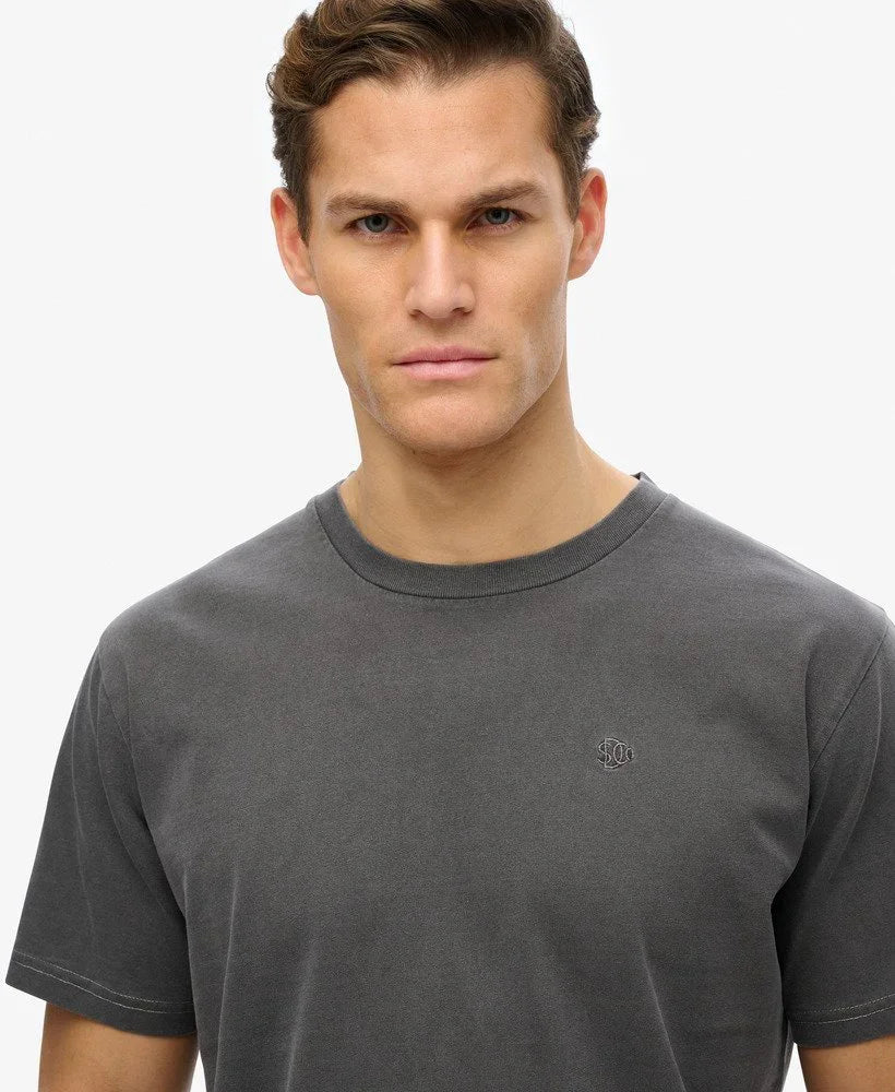 דוגמן לובש חולצת טי אפורה עם לוגו קטן, צילום אופנה לחנות CHOZEN מותגים מובילים