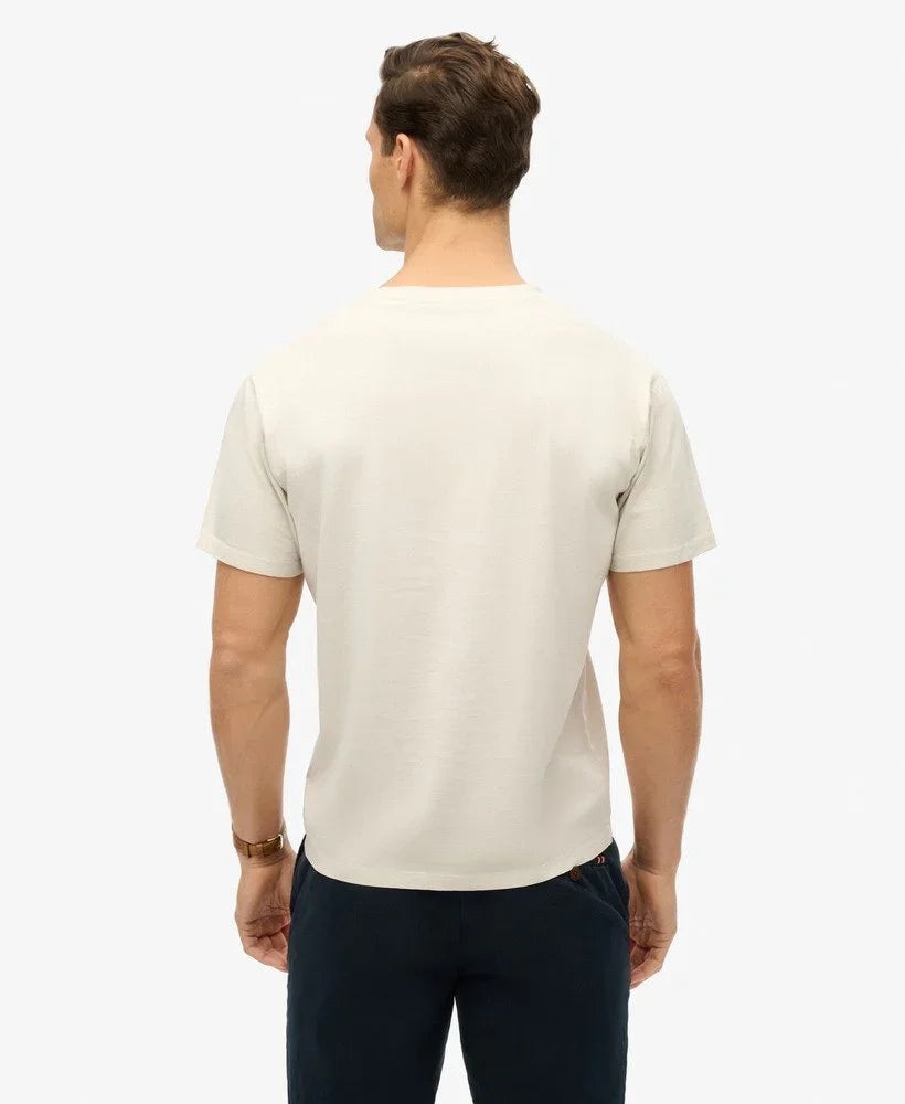 גבר לובש חולצת טי בז' קלאסית, צילום גב, אופנת גברים CHOZEN, קבוצת אלפא