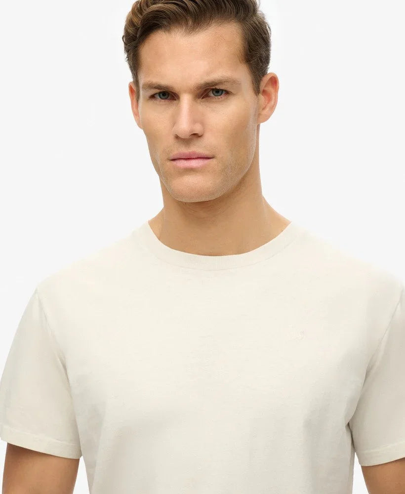 גבר לובש חולצת טי לבנה קלאסית CHOZEN על רקע לבן