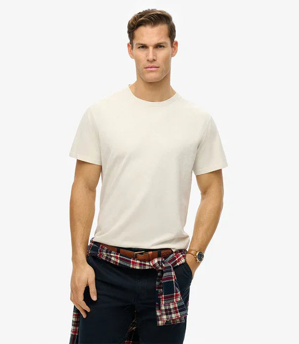 גבר מדגמן חולצת טי שירט לבנה עם חולצה משובצת קשורה במותן, אופנה CHOZEN