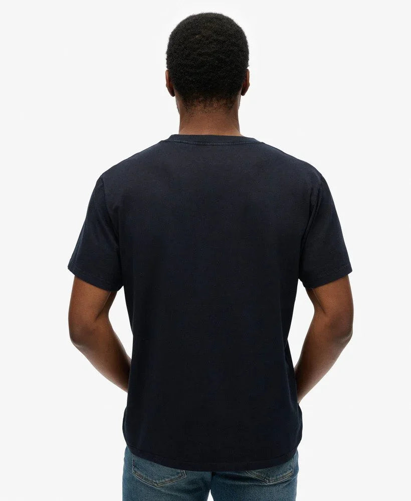 גבר לובש חולצת טי שחורה קלאסית וג'ינס, צילום גב לאתר CHOZEN מותגים מובילים