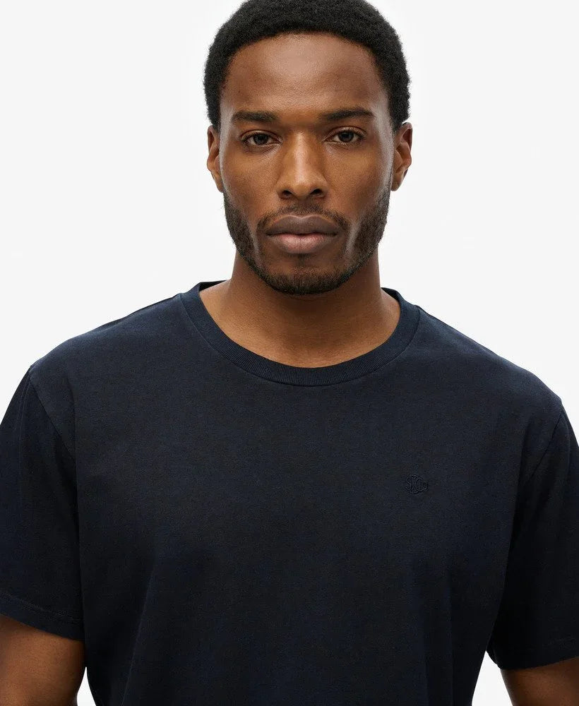 גבר עם חולצת טי שירט כהה, מבית CHOZEN, על רקע לבן