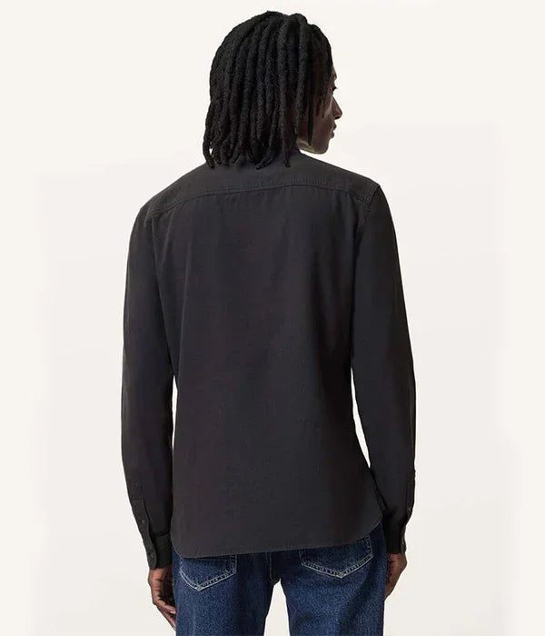 גבר עם חולצה שחורה ארוכה וג'ינס כחול, צילום מאחור, אופנת גברים CHOZEN