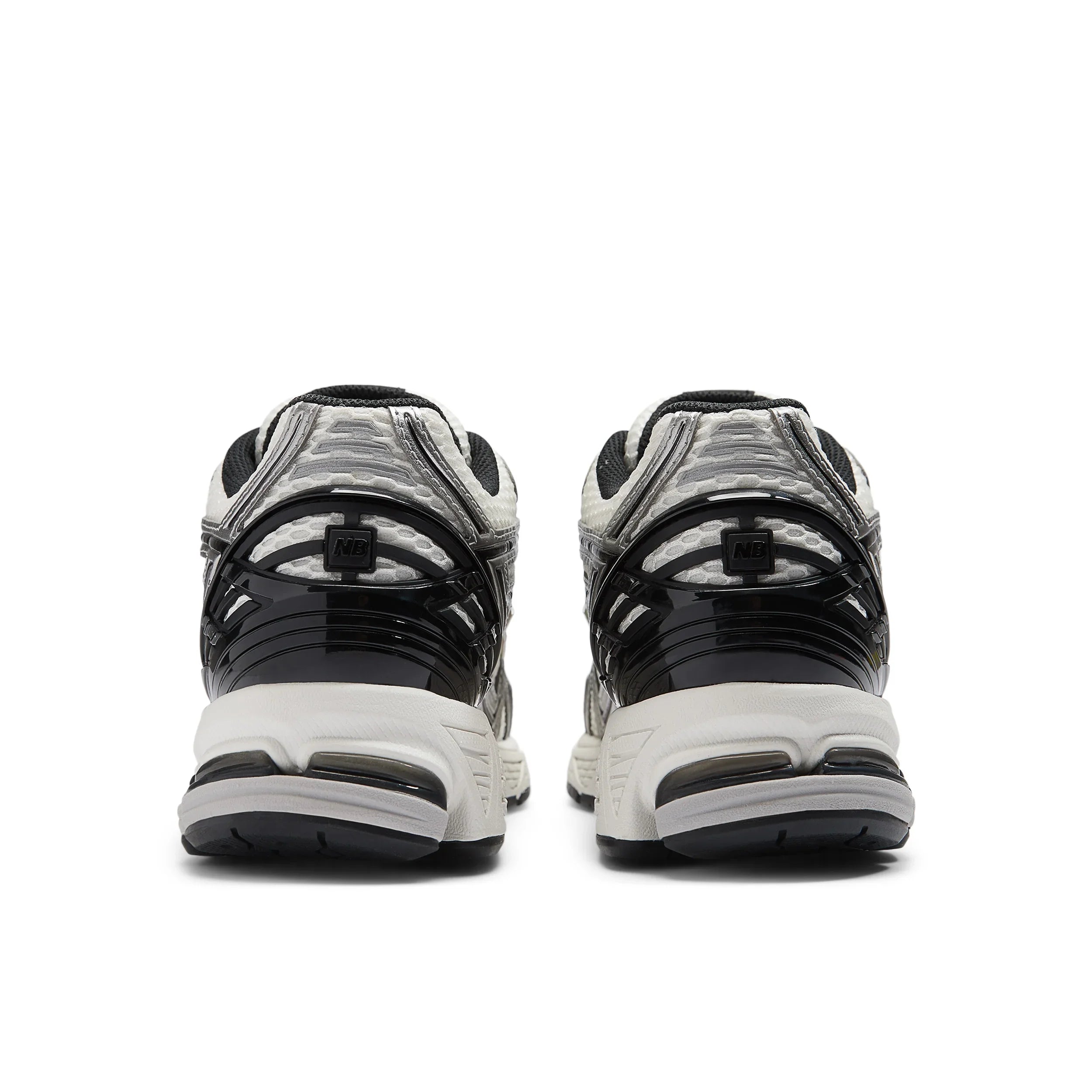 זוג נעלי ספורט New Balance אפור-שחור מצולם מאחור, להשיג ב-CHOZEN קבוצת אלפא