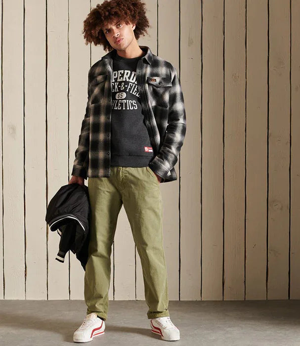 דוגמן לובש חולצת פלאנל משובצת, סווטשירט Superdry, מכנסיים ירוקים ונעלי סניקרס, אופנת גברים CHOZEN