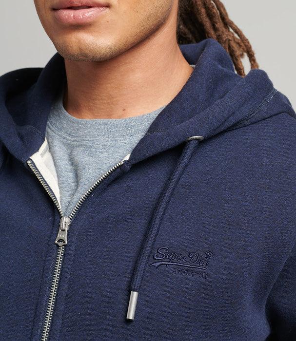 סווטשירט כחול עם רוכסן ולוגו Superdry, לבוש על גבר, בוקר CHOZEN מבית קבוצת אלפא