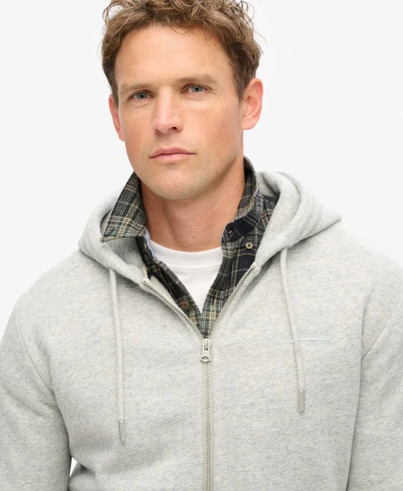 דגם גבר לובש קפוצ׳ון אפור עם רוכסן וחולצת פלאנל שחורה, צילום לאתר CHOZEN