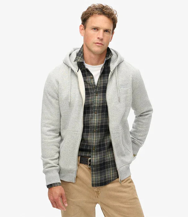 גבר לובש קפוצ׳ון אפור ומעל חולצה משובצת, אופנת גברים CHOZEN, ביגוד חורף איכותי