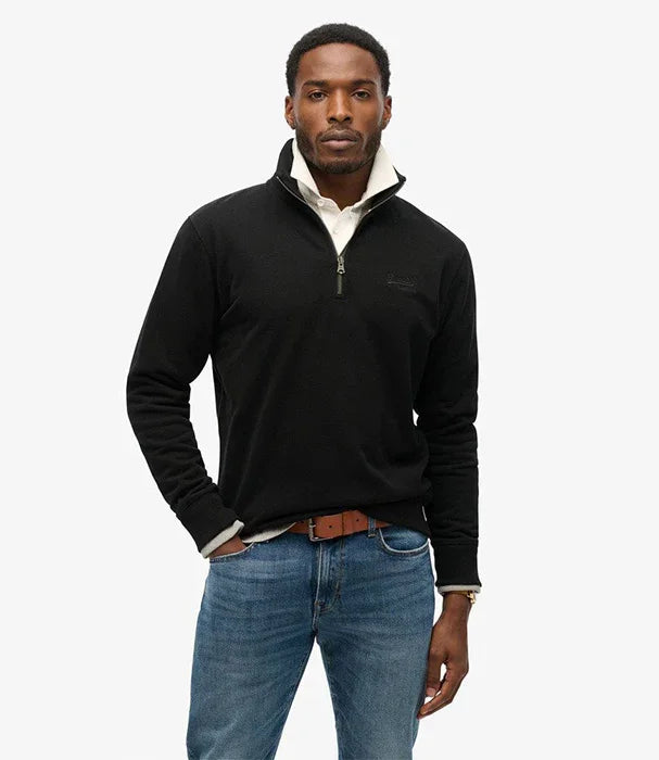 גבר לובש סווטשירט שחור עם רוכסן וחולצה לבנה, ג'ינס אופנתי, צולם עבור CHOZEN מותגים מובילים