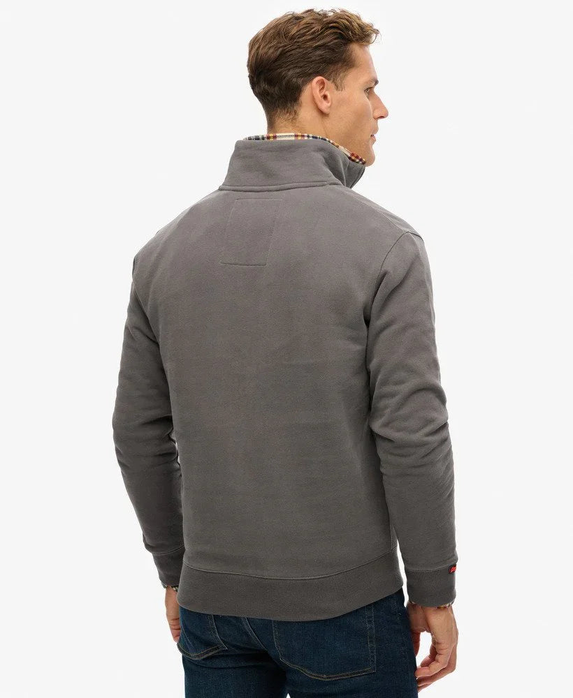 גבר לובש סווטשירט אפור עם צווארון גבוה, צילום גב, אופנת גברים CHOZEN