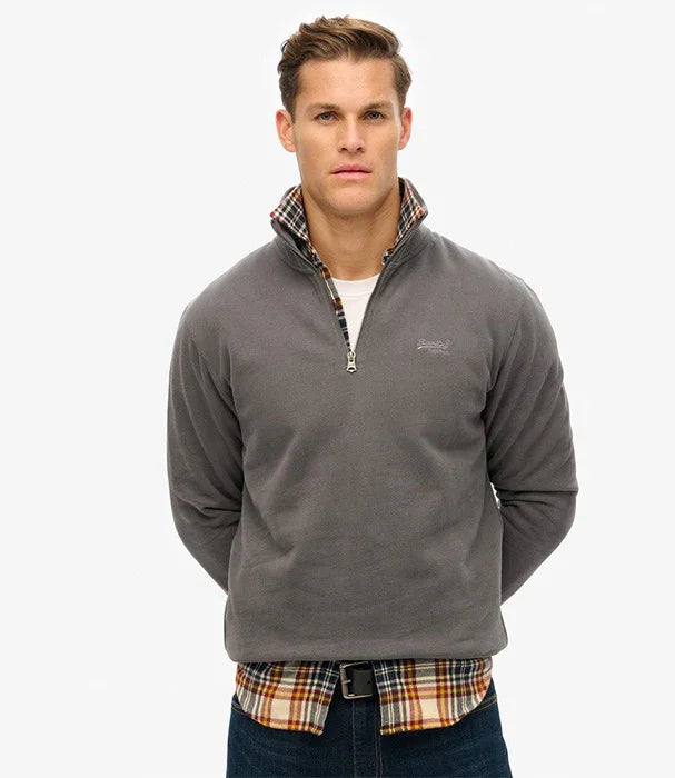 גבר לובש סווטשרט עליונית אפור עם רוכסן וחולצת פלאנל משובצת, CHOZEN אופנה לגבר מבית אלפא