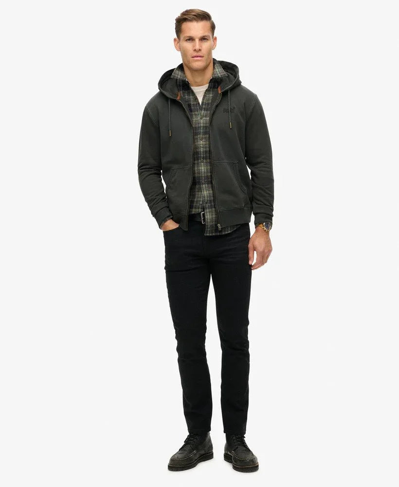 דוגמן לובש קפוצ׳ון כהה ומכנסיים שחורים, אופנת גברים CHOZEN מותגים מובילים