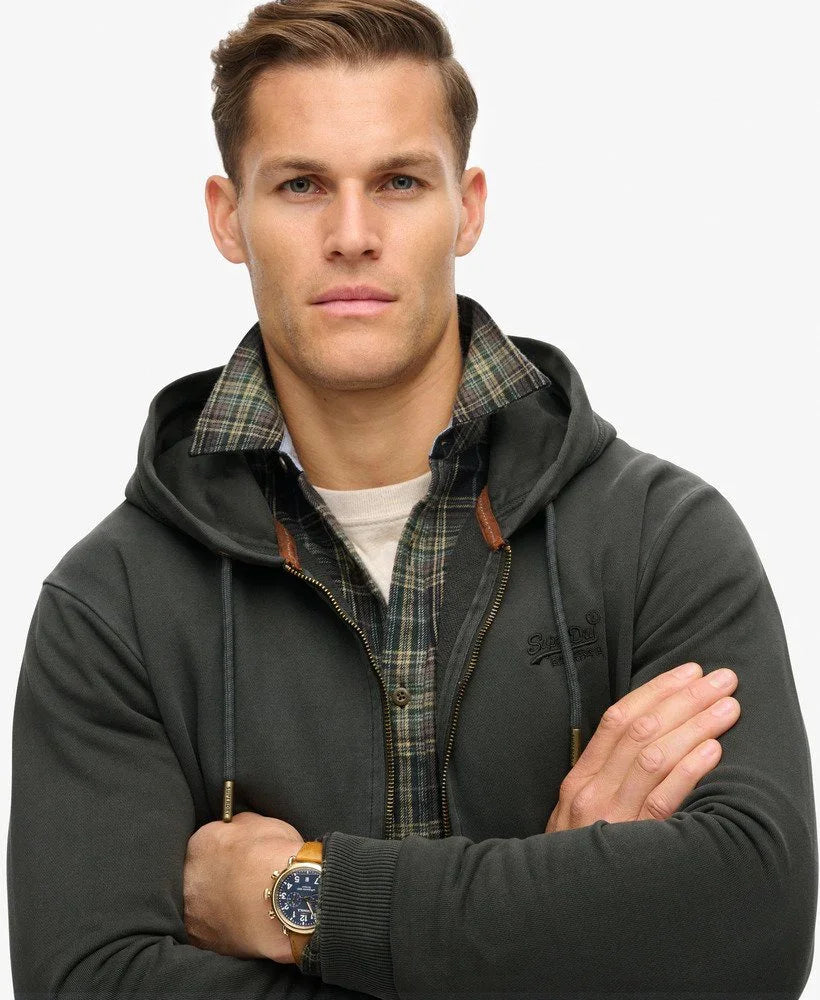 דגם גבר בלבוש קז'ואל, חולצת פלנל משובצת וקפוצ'ון כהה, צילום ל-CHOZEN מותגים מובילים