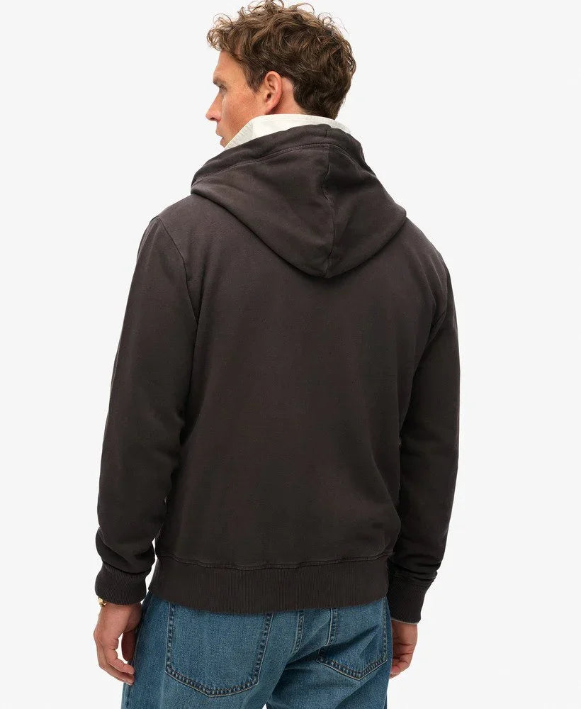 גבר לובש קפוצ׳ון שחור אופנתי וג׳ינס, צילום מוצר מבית CHOZEN