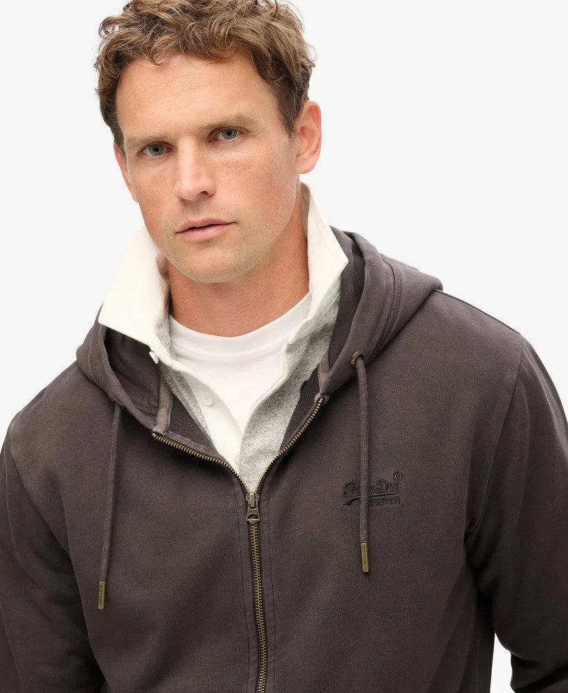 גבר מדגים סווטשירט קפוצ'ון כהה יוקרתי של מותג על באתר CHOZEN