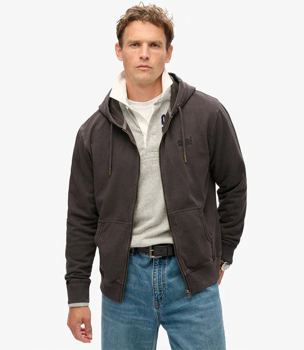 גבר לובש קפוצ׳ון שחור מתצוגת אופנה CHOZEN, חולצה אפורה וג׳ינס, רקע לבן