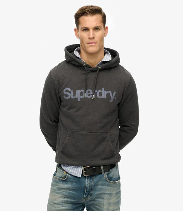 גבר לובש קפוצ'ון Superdry אפור, ג'ינס כחול, צילום מוצר מותגי CHOZEN