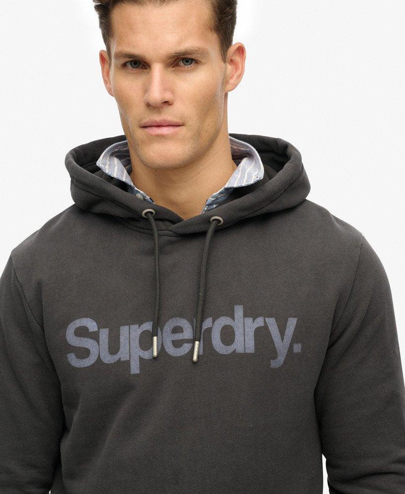 גבר לובש קפוצ׳ון שחור עם לוגו Superdry, אופנה מודרנית, CHOZEN מותגים מובילים