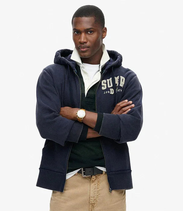 דוגמן עם קפוצ'ון כחול כהה וכיתוב SUPER, אופנת גברים CHOZEN, קבוצת אלפא