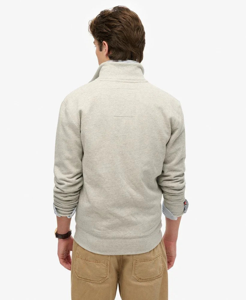 גבר בלבוש קז'ואל עם סווטשירט אפור בהיר ומכנסי בז', צילום גב לאתר CHOZEN